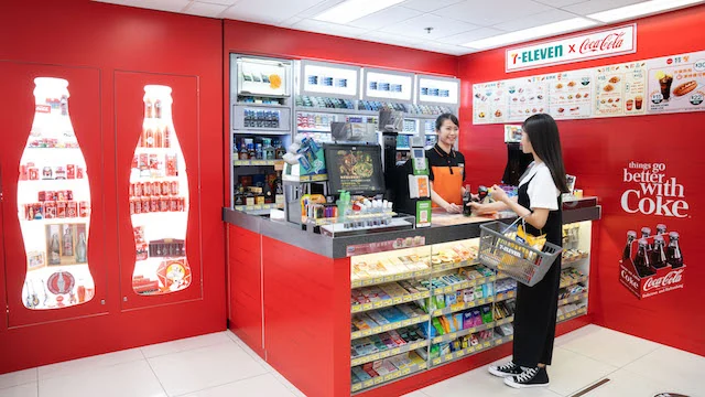 深圳一家采用可口可乐品牌设计的 7-Eleven 收银区